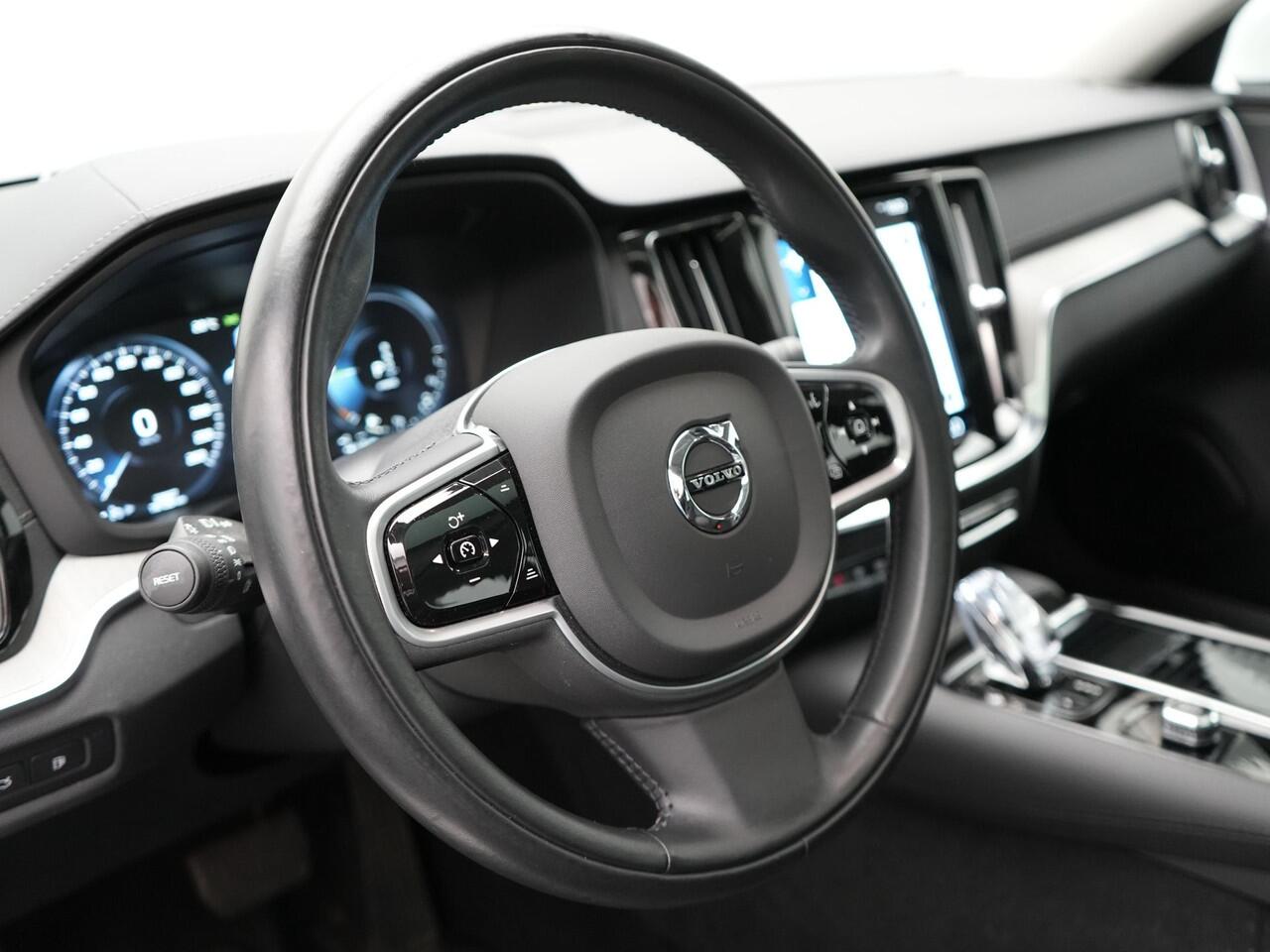 Volvo V60 T6 Recharge AWD Inscription Plug In Hybrid 33.000 KM !! Dealer O.H. PHEV | Panodak | Adaptive Cruise | Lederen Sportstoelen Memory | Trekhaak af Fabriek | Harman Kardon | Navigatie | Apple Carplay | Acam | L.M. 19" | Stoel & Stuurverwarming | DAB | Virtua