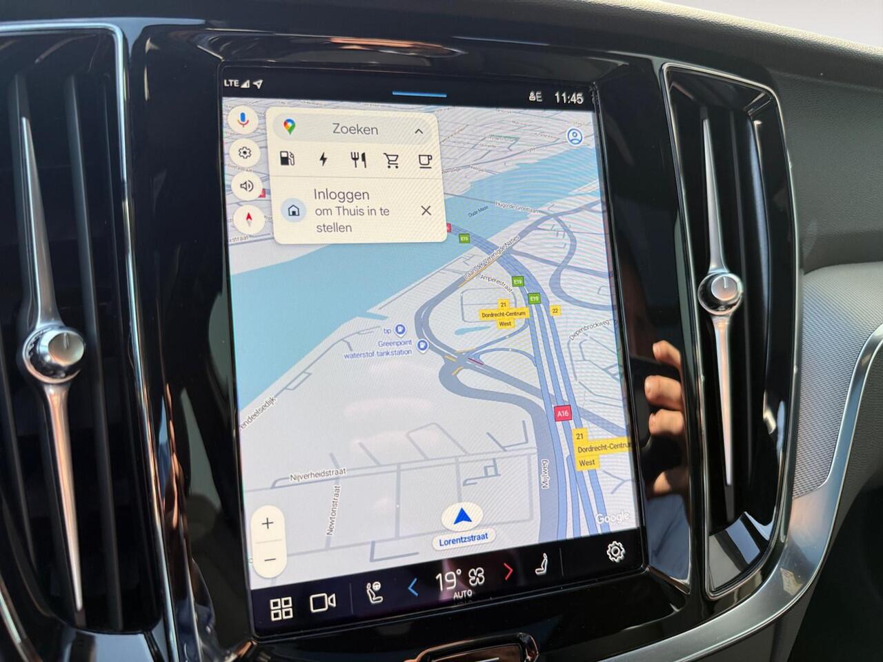 Volvo V60 2.0 T6 Plug-in hybrid AWD Plus Dark | Trekhaak | Sportstoelen | Panoramadak | Stoelverwarming |