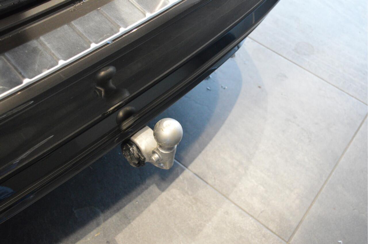 Volvo V60 2.0 T6 Plug-in hybrid AWD Plus Dark leer trekhaak 18 inch !!