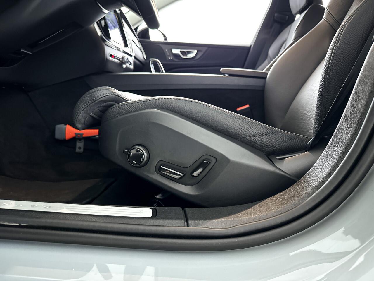 Volvo V60 B4 Aut. Plus Dark | Parkeercamera | Stoel- en stuurverwarming | Trekhaak