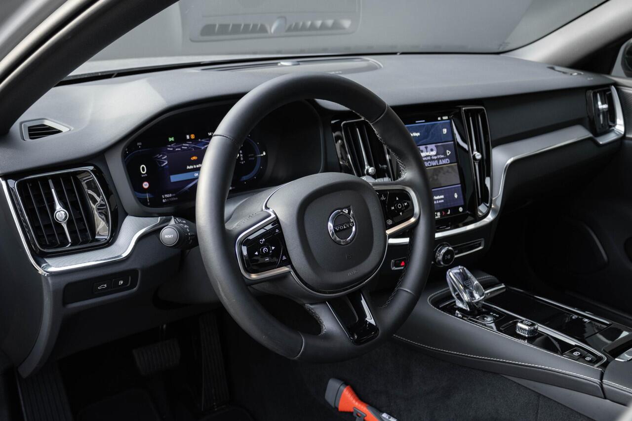 Volvo V60 T6 Plug-in hybrid AWD Plus Dark | Panoramadak | Verwarmbare Voorstoelen (met geheugen) | Stuurwiel en Achterbank | Semi-Elektrische Trekhaak | Verwarmbare Voorruit | Premium Audio by Harman Kardon | 360-Camera