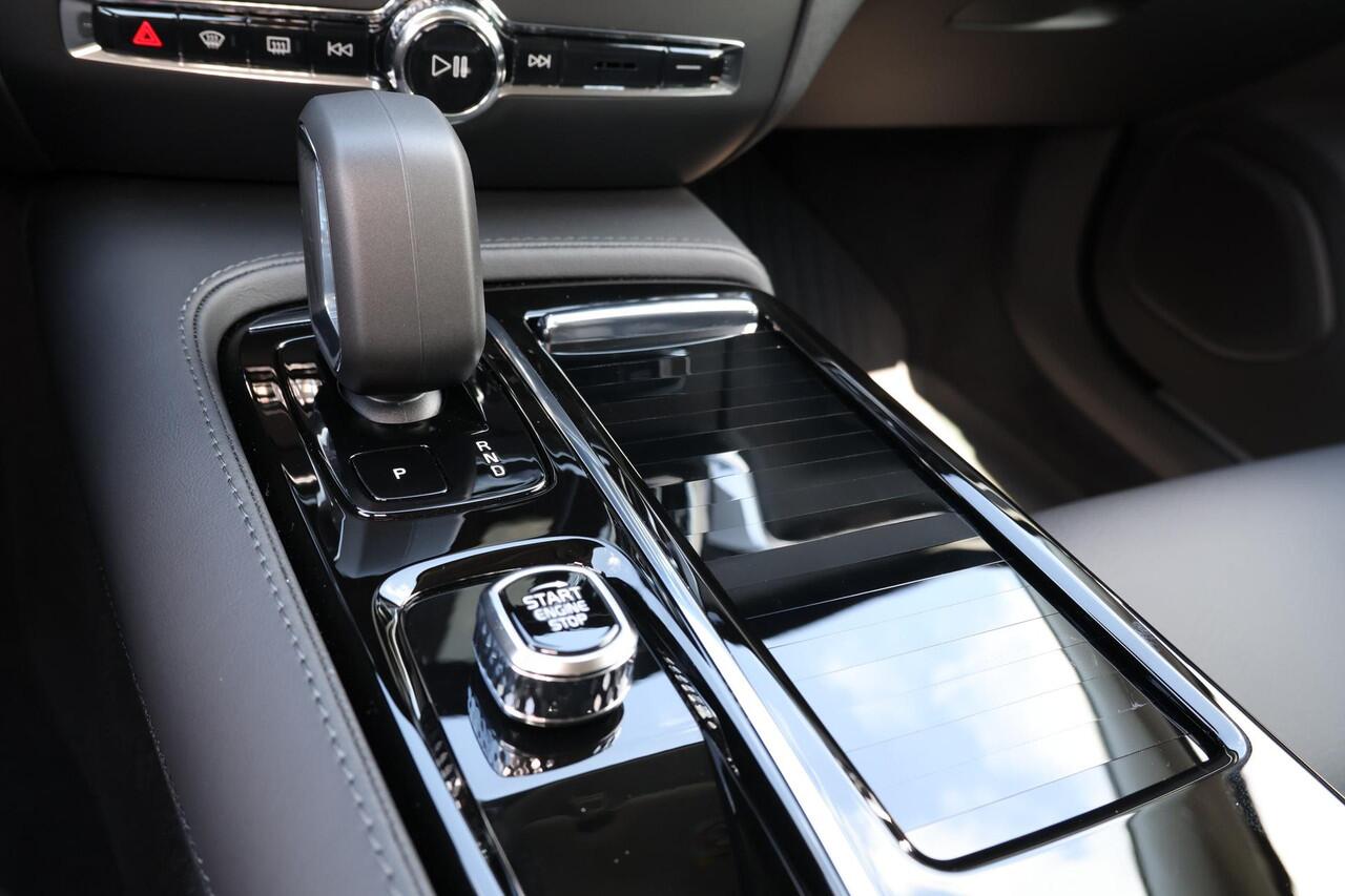 Volvo V60 T6 Recharge Essential - IntelliSafe Assist & Surround - Parkeercamera achter - Lederen Bekleding - Verwarmde voorstoelen, stuur & achterbank - Parkeersensoren voor & achter - Elektr. verstelbare lendesteunen - 19' LMV