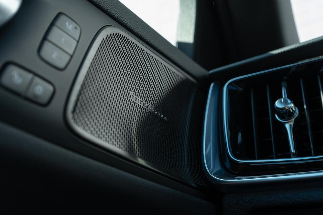 Volvo V60 T6 Plug-in hybrid AWD Plus Dark | Trekhaak | Adaptieve Cruise Control | Harman Kardon | BLIS| 360° camera | Stoelverw. V+A