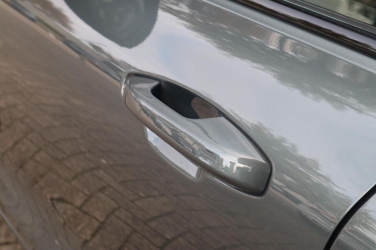 Volvo V60 2.0 T6 Plug-in hybrid AWD Plus Dark |Nieuw uit voorraad leverbaar!|