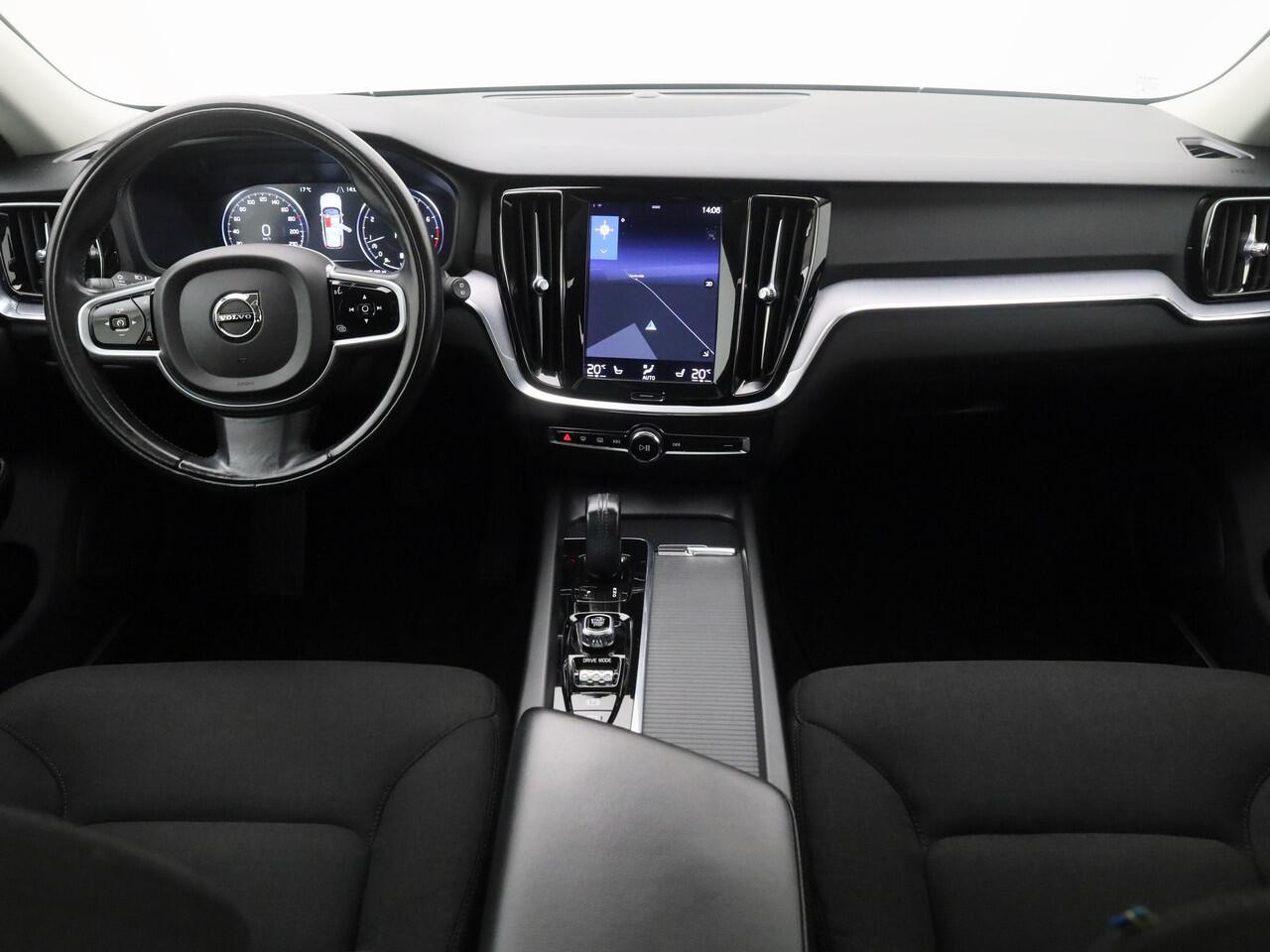 Volvo V60 2.0 B3 Momentum | PANO | CAMERA | ADAPTIVE | STOEL- EN STUURVERW. | TREKHAAK