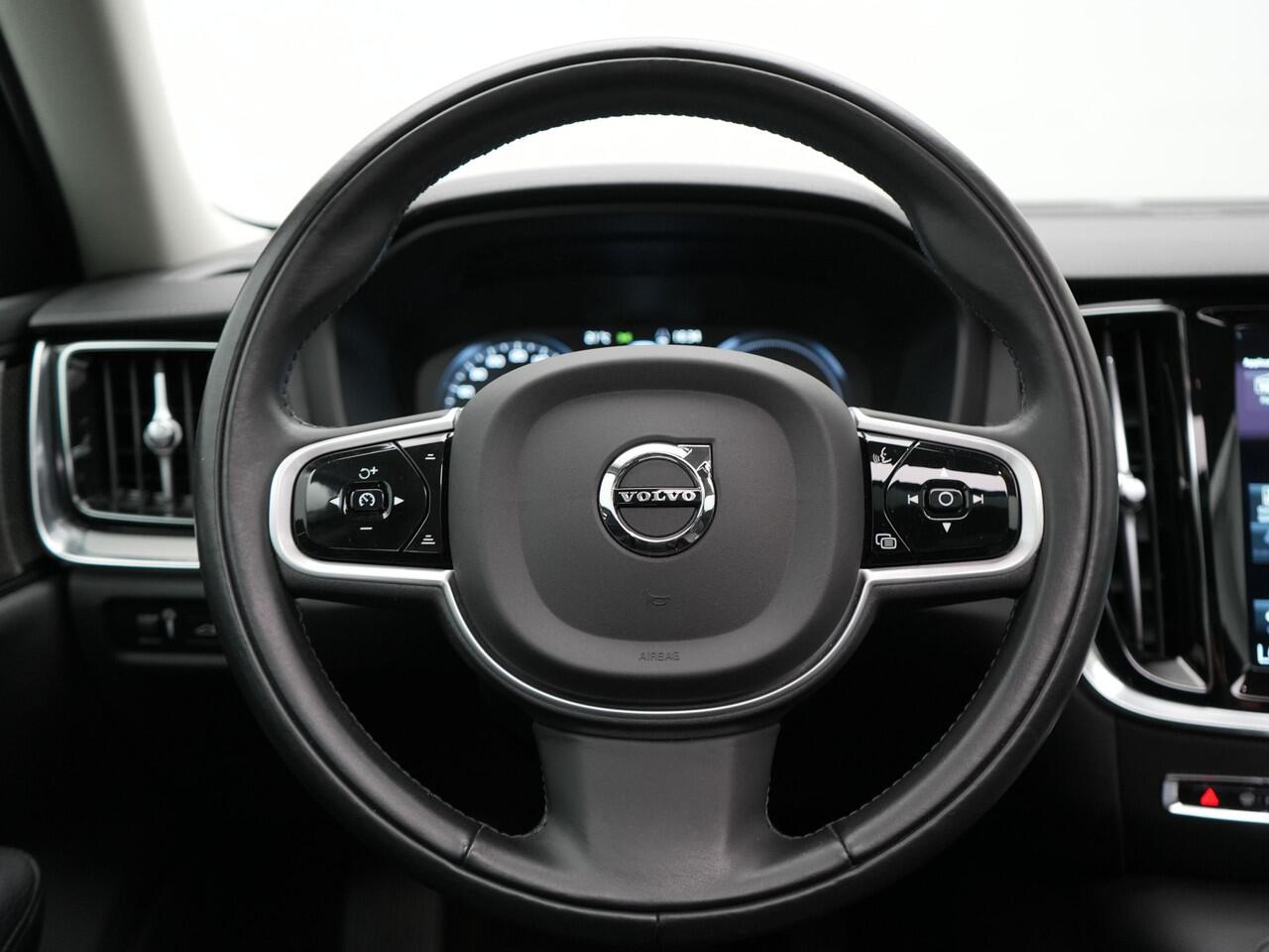 Volvo V60 T6 Recharge AWD Inscription Plug In Hybrid 33.000 KM !! Dealer O.H. PHEV | Panodak | Adaptive Cruise | Lederen Sportstoelen Memory | Trekhaak af Fabriek | Harman Kardon | Navigatie | Apple Carplay | Acam | L.M. 19" | Stoel & Stuurverwarming | DAB | Virtua