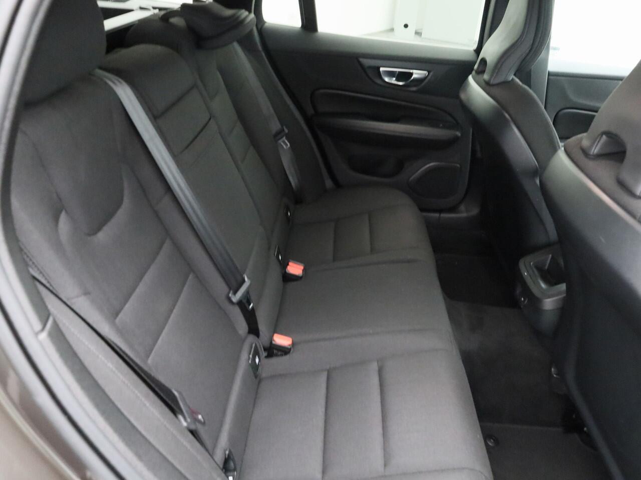 Volvo V60 2.0 B3 Momentum | CAMERA | KEYLESS | STOEL- EN STUURVERW. | TREKHAAK