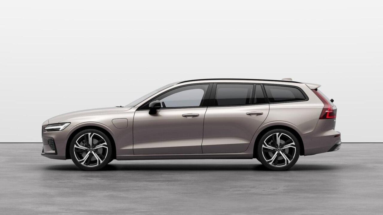 Volvo V60 2.0 T6 Plug-in hybrid AWD Plus Dark | Verwacht Nov. 2025 | Head-Up Display | 360º Camera | 19" Lichtmetalen Wielen | Premium Audio by Harman Kardon | Nappa Lederen Contourstoelen |