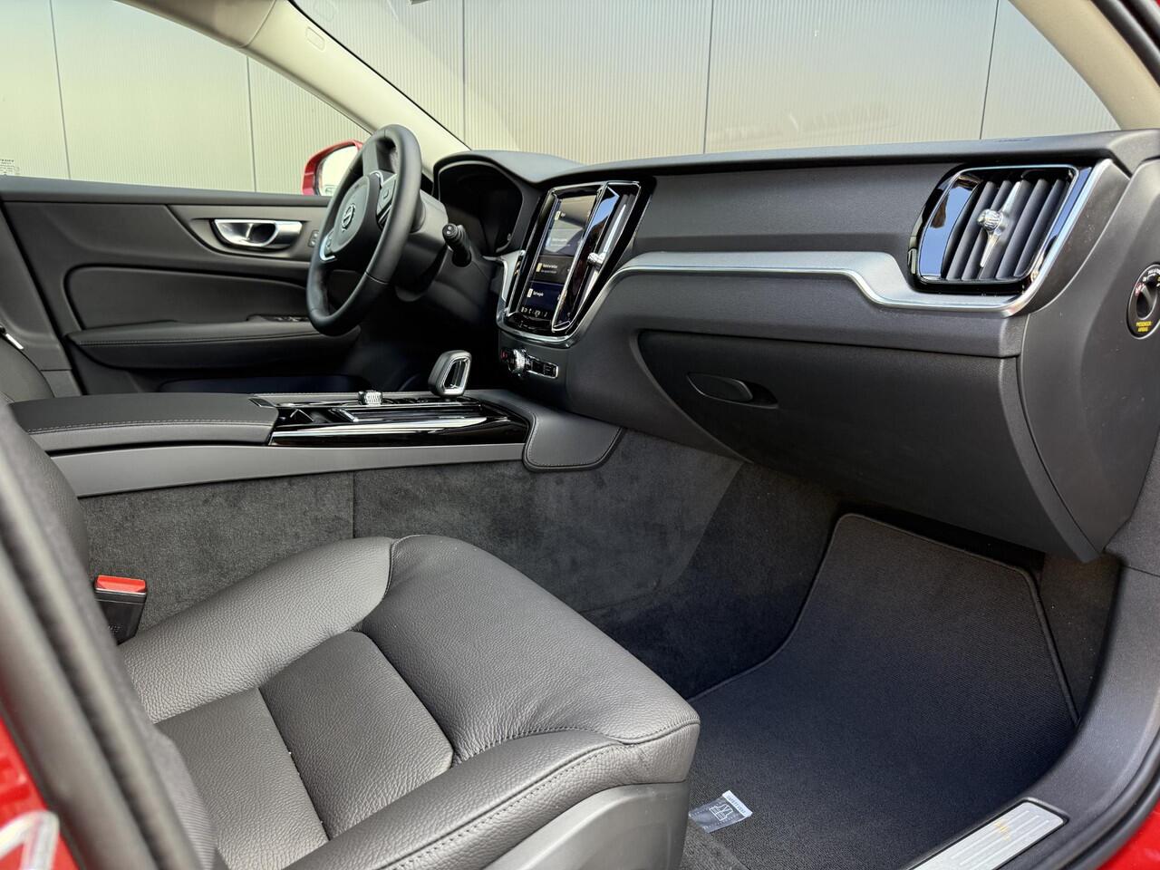 Volvo V60 2.0 T6 Plug-in hybrid AWD Essential Edition Driver assist climate line leder ark assist extra getint glas