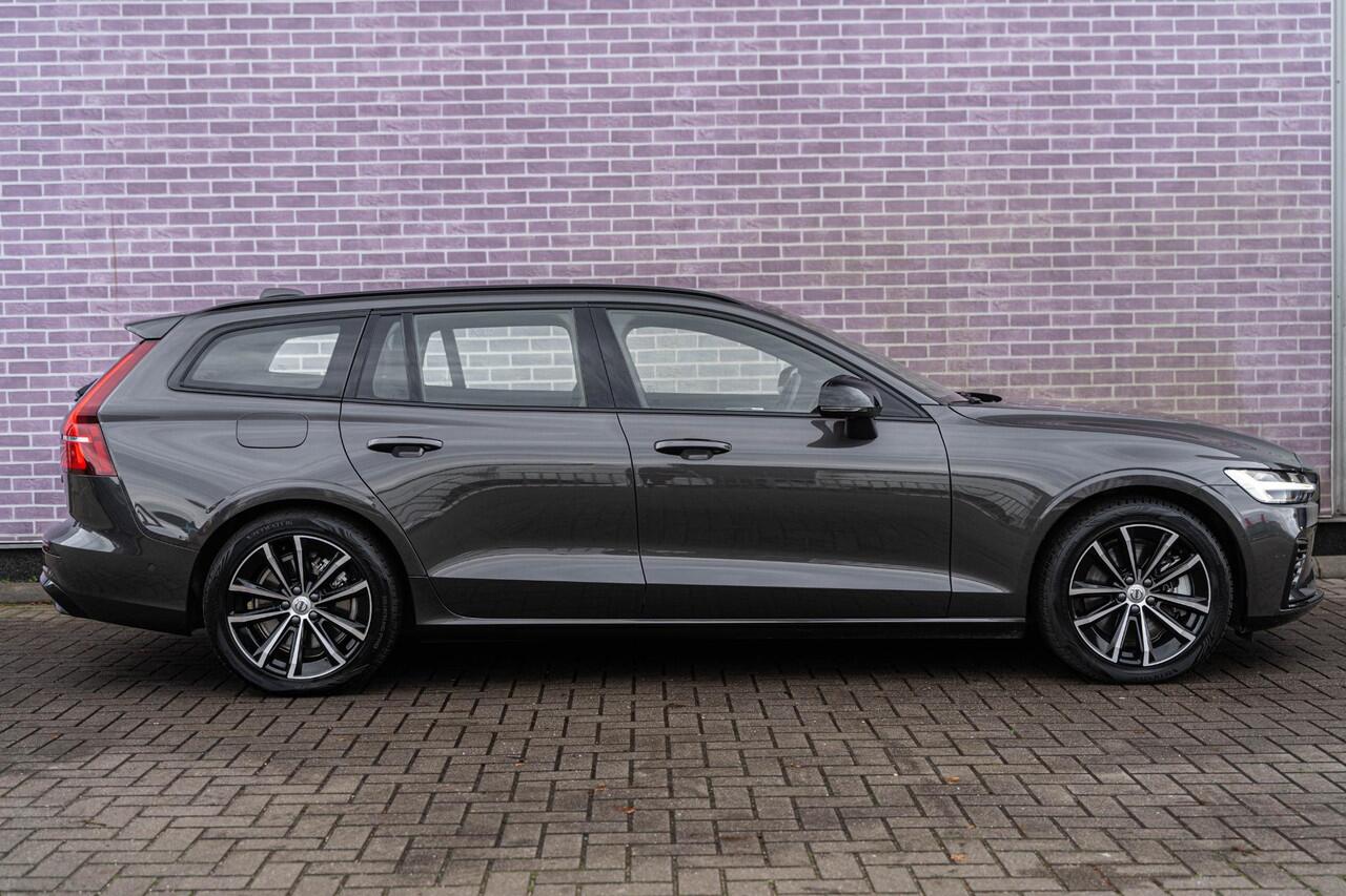 Volvo V60 T6 Plug-in hybrid AWD Plus Dark | Harman Kardon Audio | Trekhaak | Stoel- / Stuurverwarming Voor + Achter | 360 Camera | Adaptive Cruise | Long Range | Google | Carplay | Dodehoekdetectie