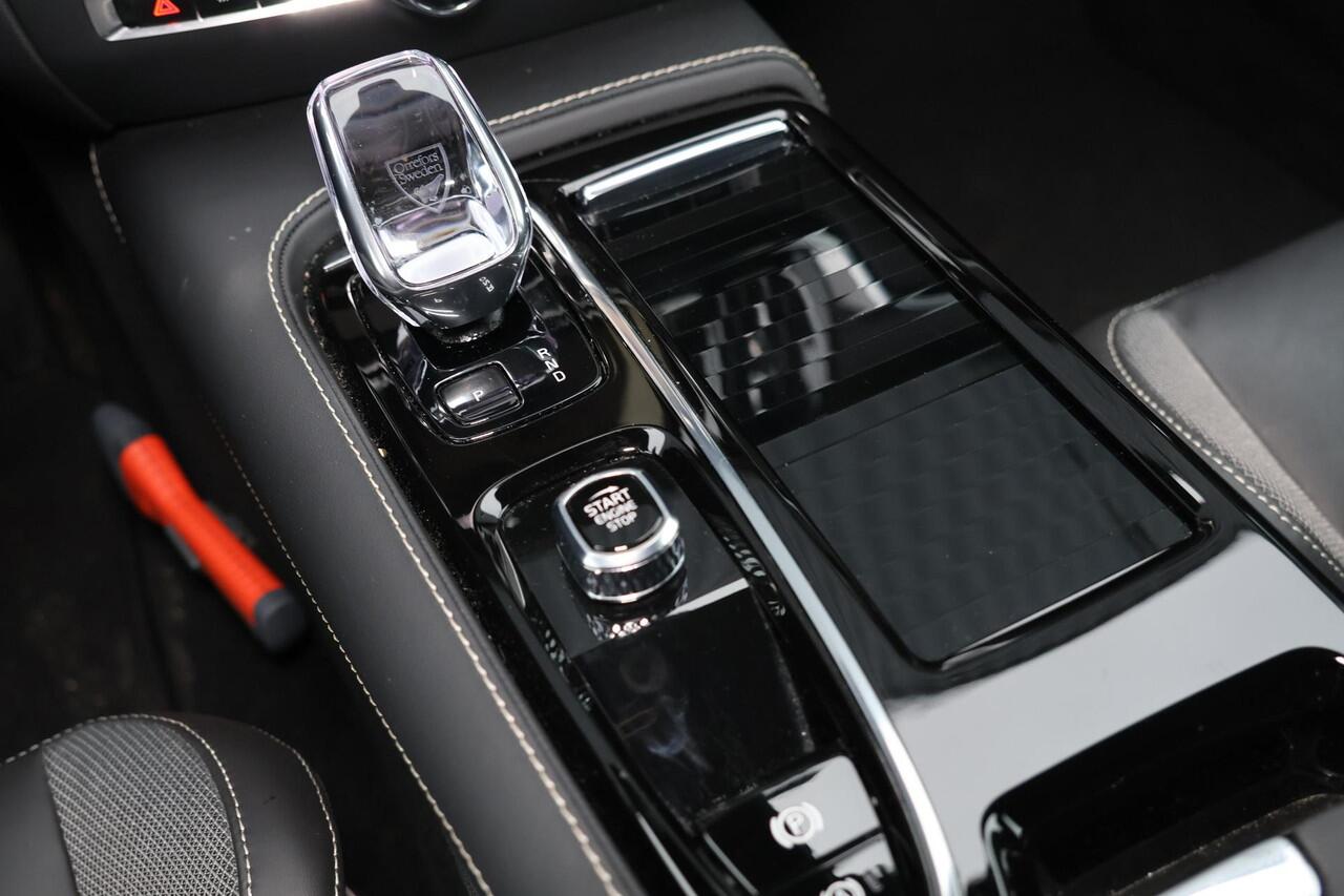 Volvo V60 T6 Recharge AWD Plus Dark - IntelliSafe Assist & Surround - 360º Camera - Harman/Kardon audio - Verwarmde voorstoelen, stuur & achterbank - Parkeersensoren voor & achter - Elektr. bedienb. voorstoelen met geheugen - Elektr. inklapbare trekhaak - 18' LMV