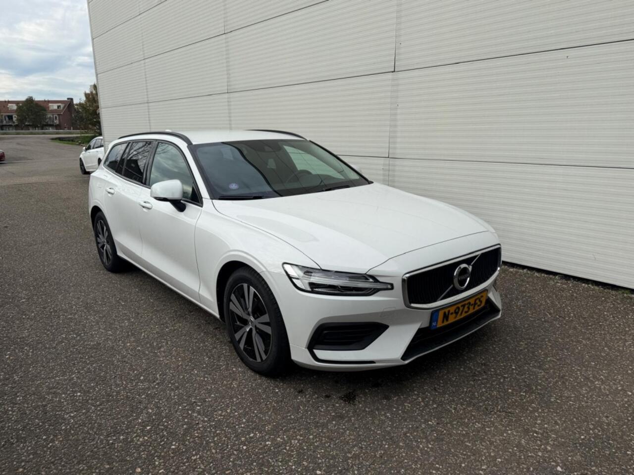 Volvo V60 2.0 B3 Mom. Adv.