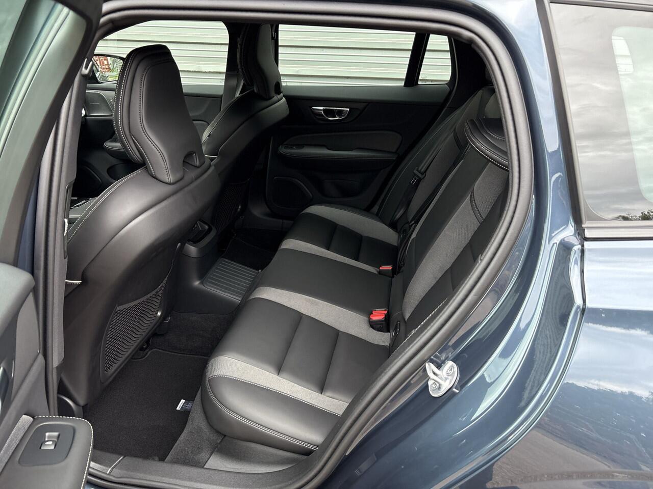 Volvo V60 T6 Plug-in hybrid AWD Plus Dark / Rondomzichtcamera / Elektr. inklapbare trekhaak / Harman/Kardon /