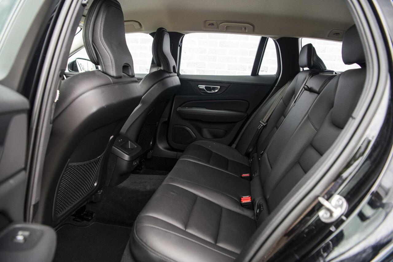 Volvo V60 2.0 B3 Plus Bright | Trekhaak | Adaptieve Cruise Control | Google Navigatie | Lederen bekleding | Stoel- en stuurverwarming | Elektrisch verstalbare voorstoelen |