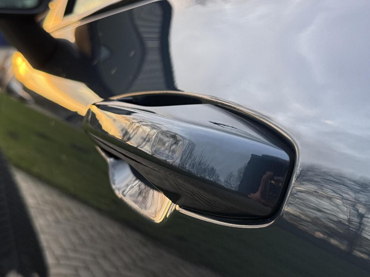 Volvo V60 2.0 T6 Plug-in hybrid AWD Plus Dark l Verwarmbare voorruit l Trekhaak l 360 Camera l