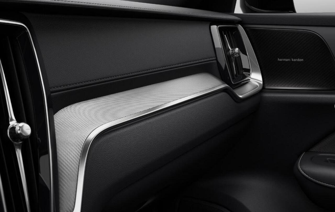 Volvo V60 T6 350PK Automaat Plug-in hybrid AWD Ultra Dark / Panoramadak / Napa leder / Open grid textiel / Extra getint glas / 19 5-Triple spaaks velgen / Harman Kardon