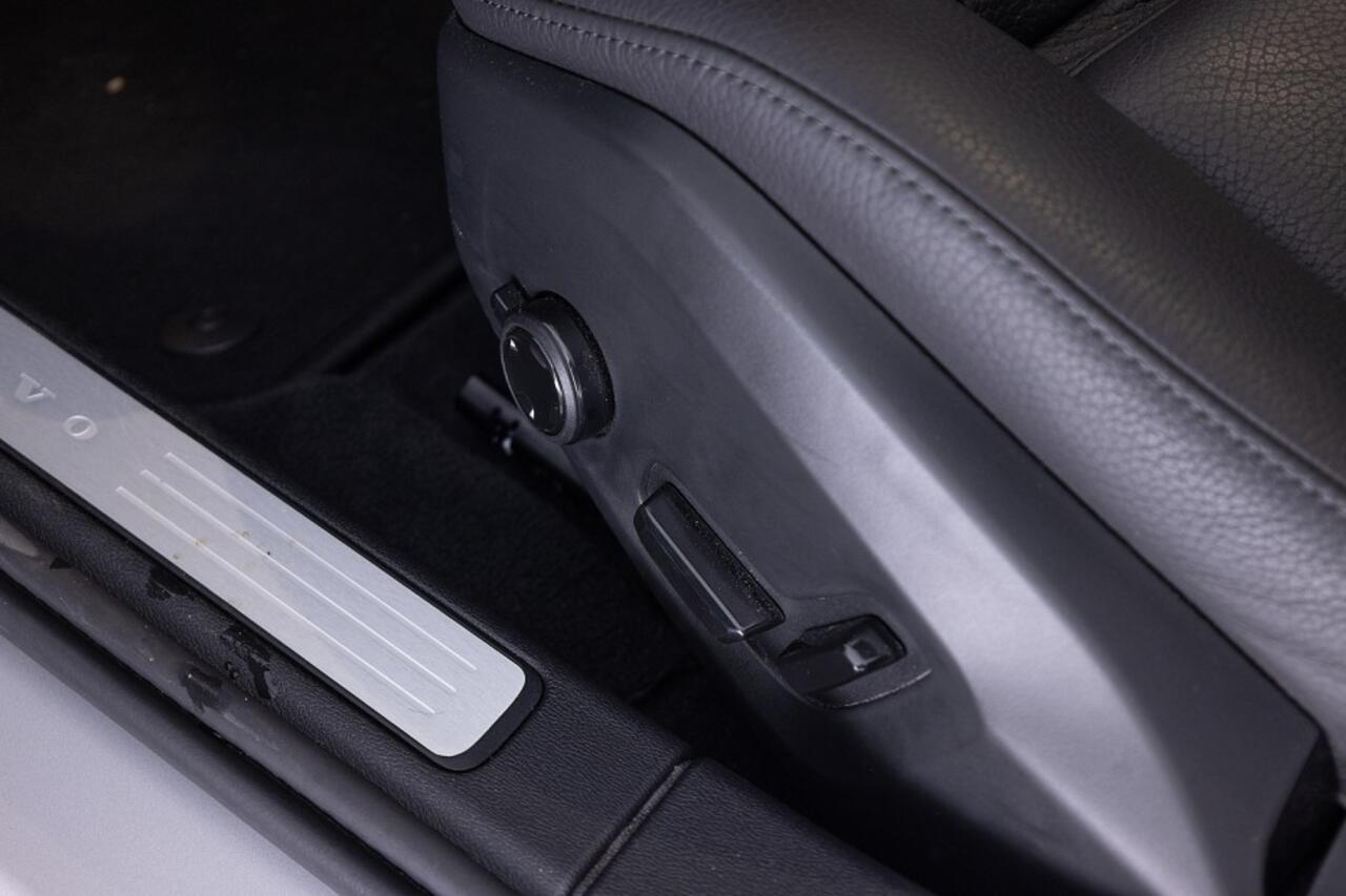 Volvo V60 2.0 T8 Plug-in hybrid AWD Ultra Dark | PANORAMADAK | Trekhaak ? 1e Eigenaar