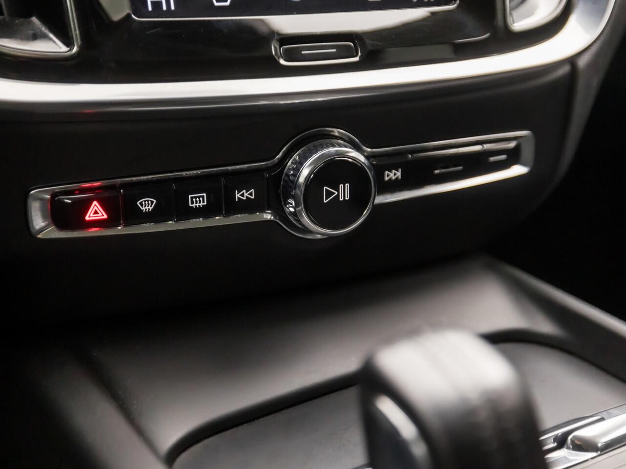 Volvo V60 2.0 B3 Momentum 164Pk Automaat (GROOT NAVI, CAMERA, ADAPTIVE CRUISE, SPORTSTOELEN, LED KOPLAMPEN, STUUR/STOELVERWARMING, NIEUWE APK, NIEUWSTAAT)