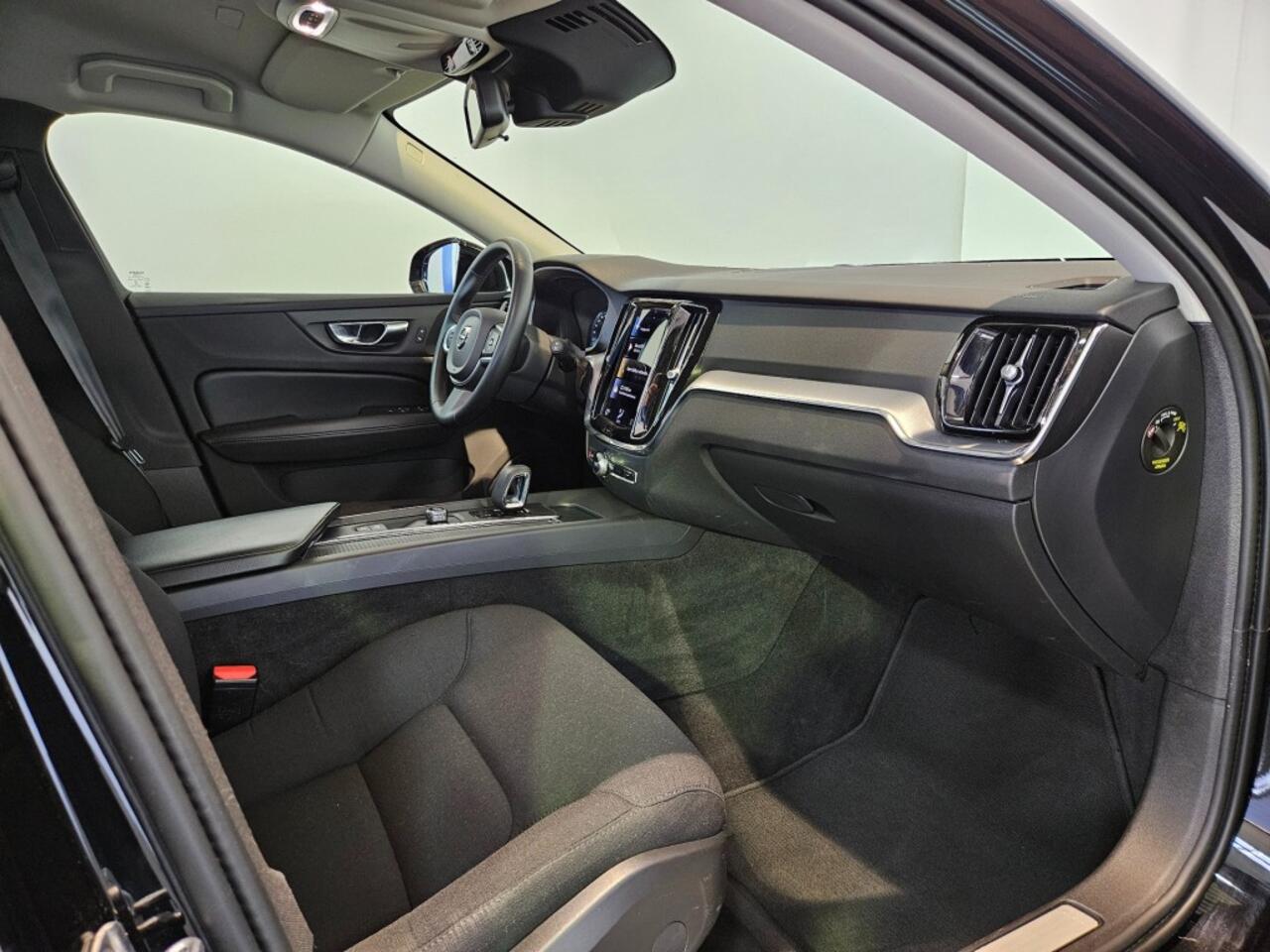 Volvo V60 2.0 B3 Momentum Advantage / CarPlay / Navi / NL Auto