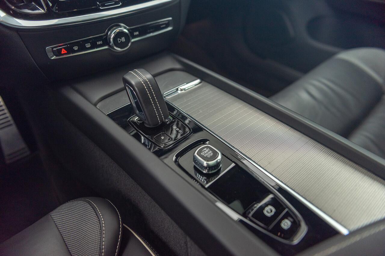 Volvo V60 B3 Aut. R-Design Stoelverwarming Leder Panoramadak 163pk