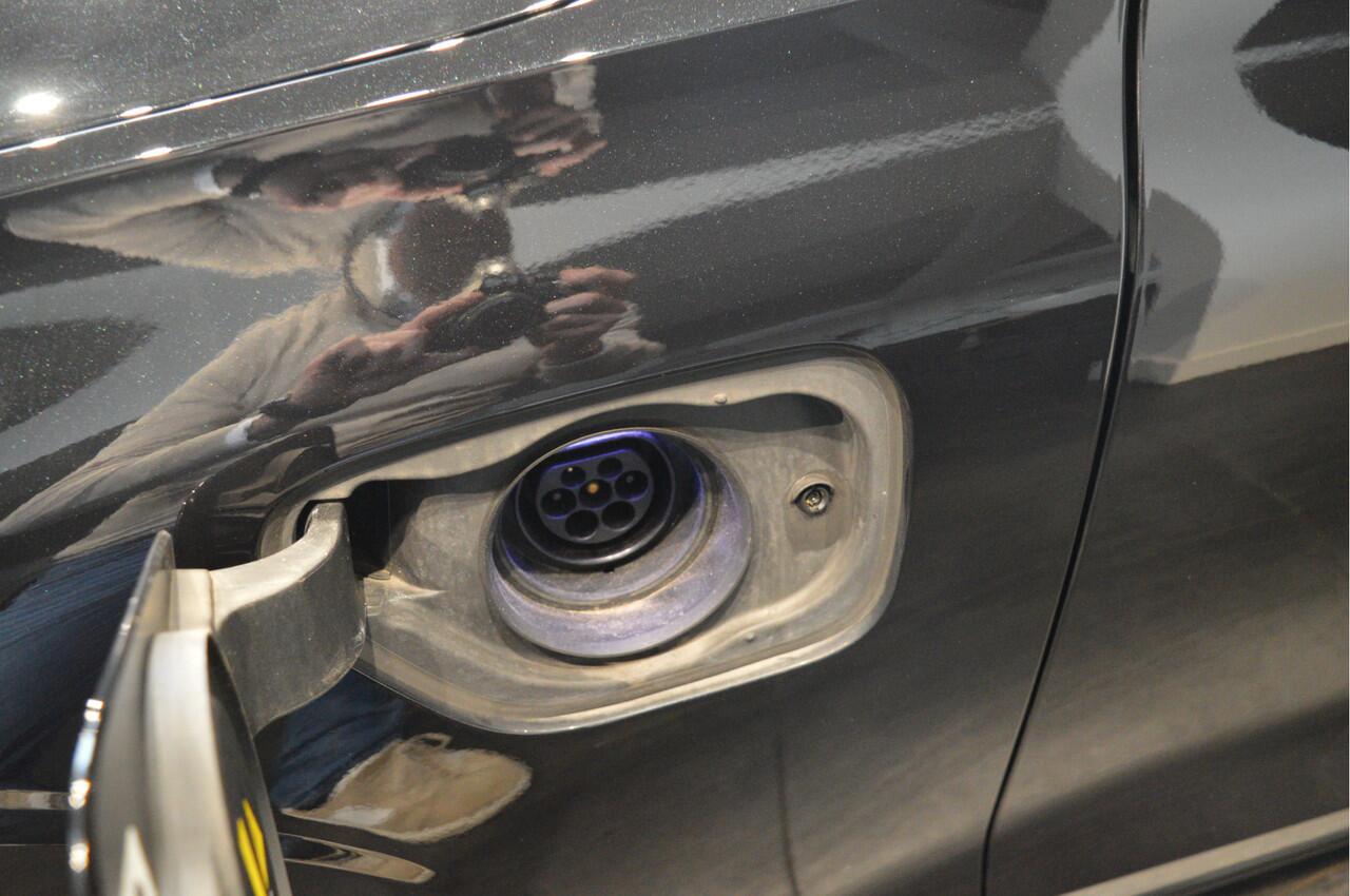 Volvo V60 2.0 T8 Plug-in hybrid AWD Plus Dark harman kardon 19 inch !!