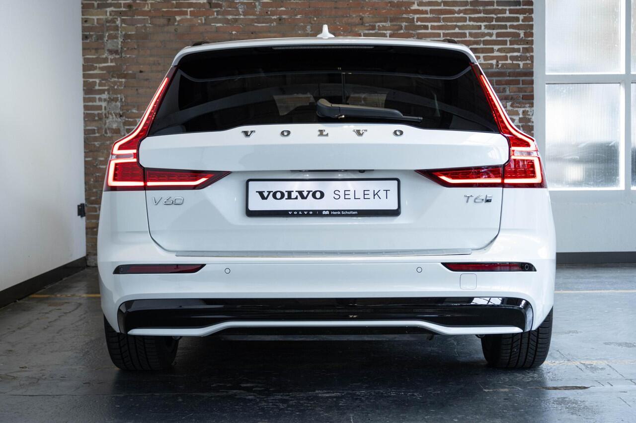 Volvo V60 T6 Automaat Plug-in hybrid AWD Ultra Dark | Panoramadak | Harman Kardon Premium Audio | Lederen bekleding | Parkeercamera | Google Infotainment | Stoelverwarming | Stuurwielverwarming | Semi-Elektrische inklapbare trekhaak