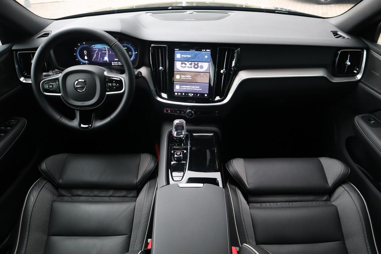 Volvo V60 2.0 T6 Plug-in hybrid AWD Plus Dark | 360* Camera| Harman Kardon audiosysteem| Stoelverwarming voor + achter| Stuurwielverwarming| Verwarmbare voorruit| Semi- elektrisch inklapbare trekhaak|