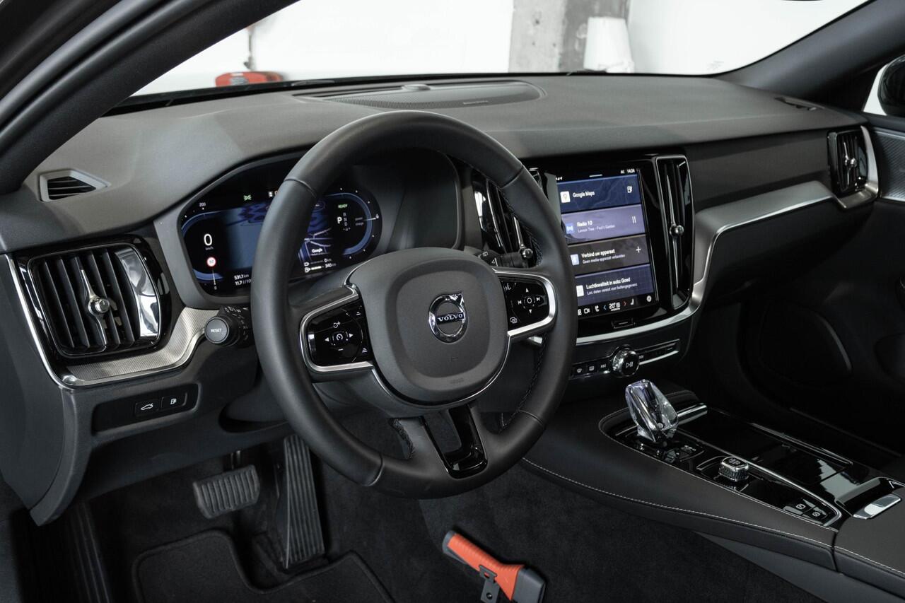 Volvo V60 T6 Plug-in hybrid AWD Plus Dark | Panoramadak | Trekhaak semi elektrisch | Verwarmbare Voorstoelen (met geheugen) en Achterbank | Premium Audio by Harman Kardon | Verwarmbare Voorruit en stuurwiel | 360 graden Camera