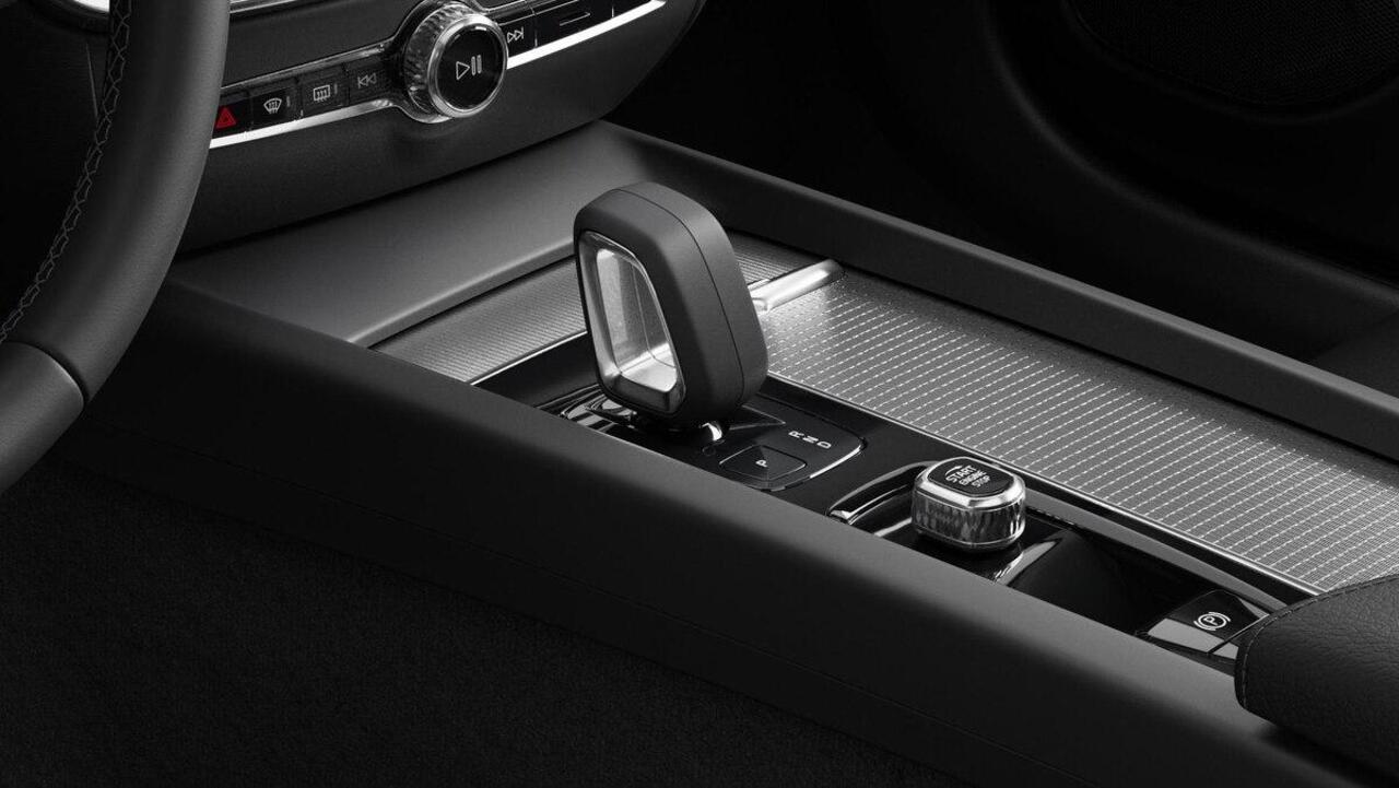 Volvo V60 B4 Essential Edition | Direct Leverbaar | Adaptieve Cruise Control | BLIS | Parkeersensoren en Camera | Zwarte Hemel | Climate Pack | Zwart Lederen Interieur | Extra Getint Glas |