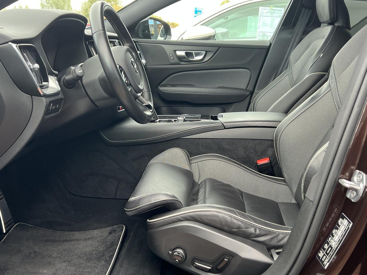 Volvo V60 2.0 T6 Recharge 340 pk AWD R-Design ACC Pilot Assist Standkachel Camera Carplay Navi Stoelverwarming v+a Led koplampen BLIS DAB Maple Brown Metallic Unieke kleur Plug in Hybride