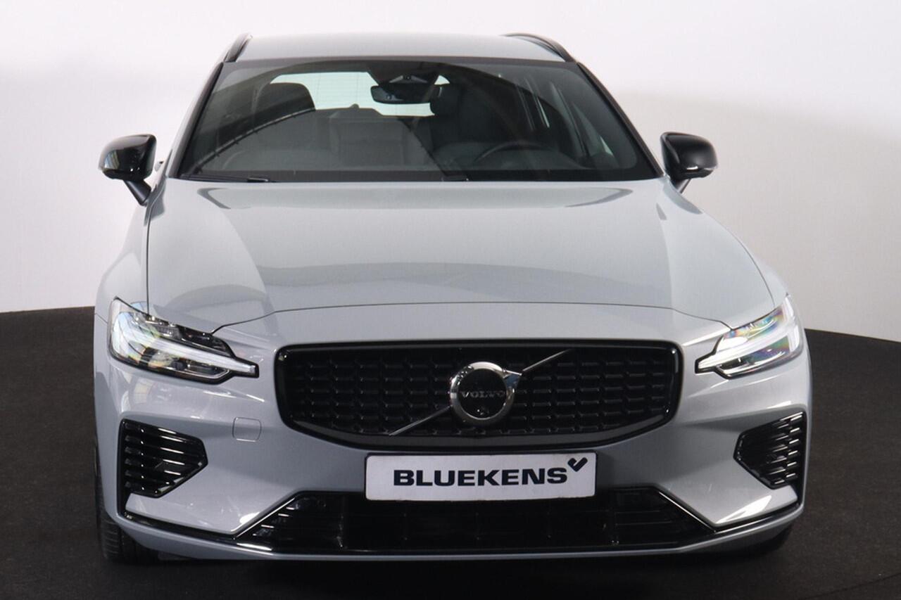 Volvo V60 T6 Recharge AWD Plus Dark - IntelliSafe Assist & Surround - 360º Camera - Harman/Kardon audio - Verwarmde voorstoelen, stuur & achterbank - Parkeersensoren voor & achter - Elektr. bedienb. voorstoelen met geheugen - Elektr. inklapbare trekhaak - 18' LMV
