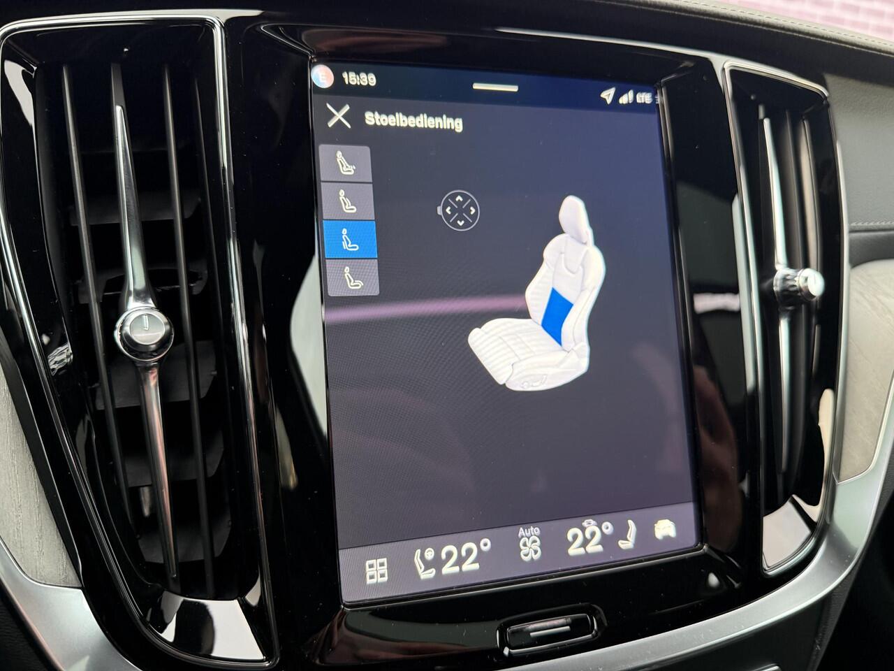 Volvo V60 2.0 T8 Plug-in hybrid AWD Ultra Dark | Bowers & Wilkins | Zwarte hemel | Massage | Stoel ventilatie + Verwarming | Panorama Schuifdak | HUD | Adaptieve Cruise | BLIS | 360° Camera |