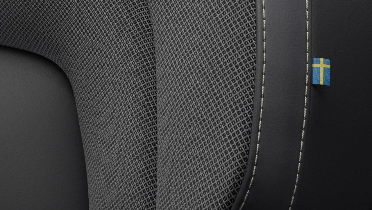 Volvo V60 2.0 T6 Plug-in hybrid AWD Plus Dark | Verwacht Nov. 2025 | Head-Up Display | 360º Camera | 19" Lichtmetalen Wielen | Premium Audio by Harman Kardon | Nappa Lederen Contourstoelen |