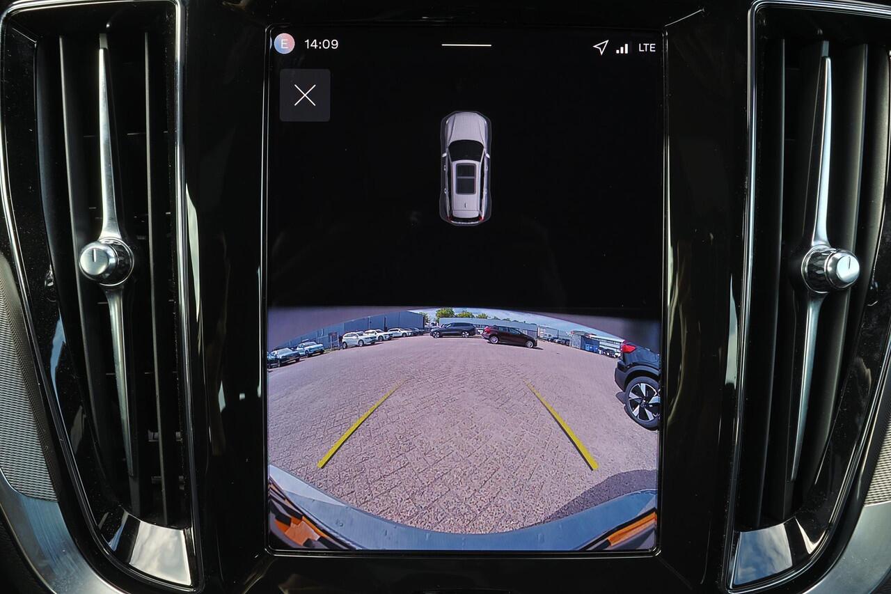 Volvo V60 T6 Plug-in hybrid AWD Plus Dark - IntelliSafe Assist & Surround - Parkeercamera achter - Verwarmde voorstoelen, stuur & achterbank - Parkeersensoren voor & achter - Elektr. bedienb. voorstoelen met geheugen - 19' LMV