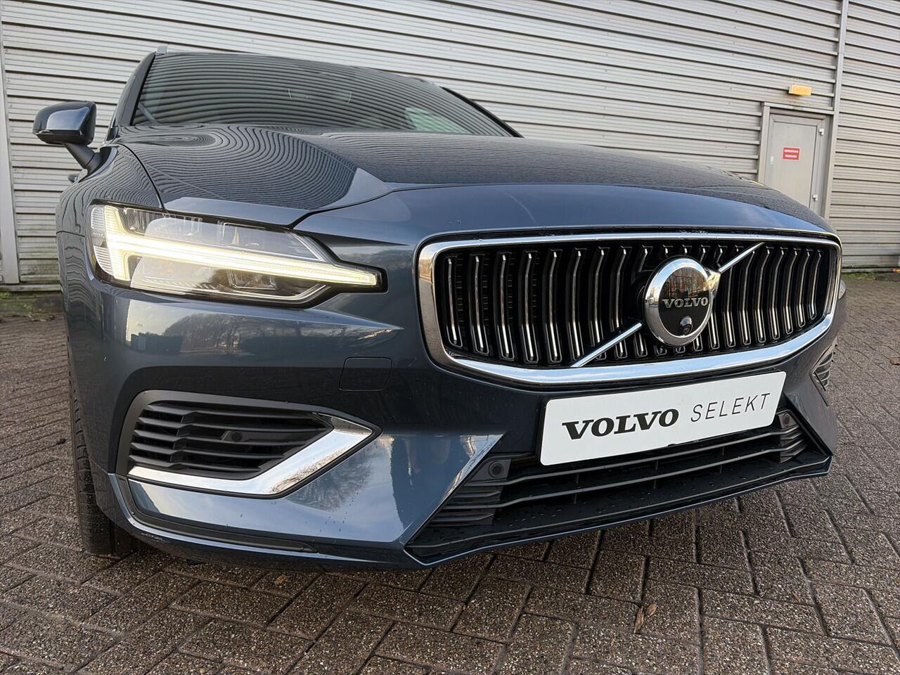 Volvo V60 T6 350PK Automaat Recharge AWD Plus Bright | ACC | Panoramadak | 360 camera | Stuurverwarming | 19"LMV | Elektr. stoel