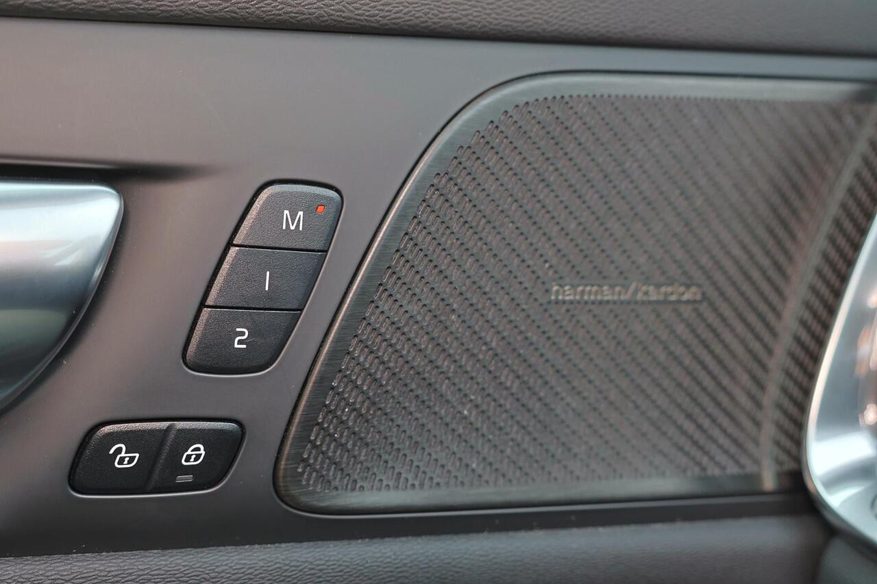 Volvo V60 T6 Recharge AWD Plus Dark - Intellisafe Assist & Suround - 360° Camera - Harman/Kardon Audio - Verwarmbare voorstoelen, stuur & achterbank - Parkeersensoren voor & achter - Elektrisch verstelbare voorstoelen - Trekhaak wegklapbaar - Verwarmbare voorruit