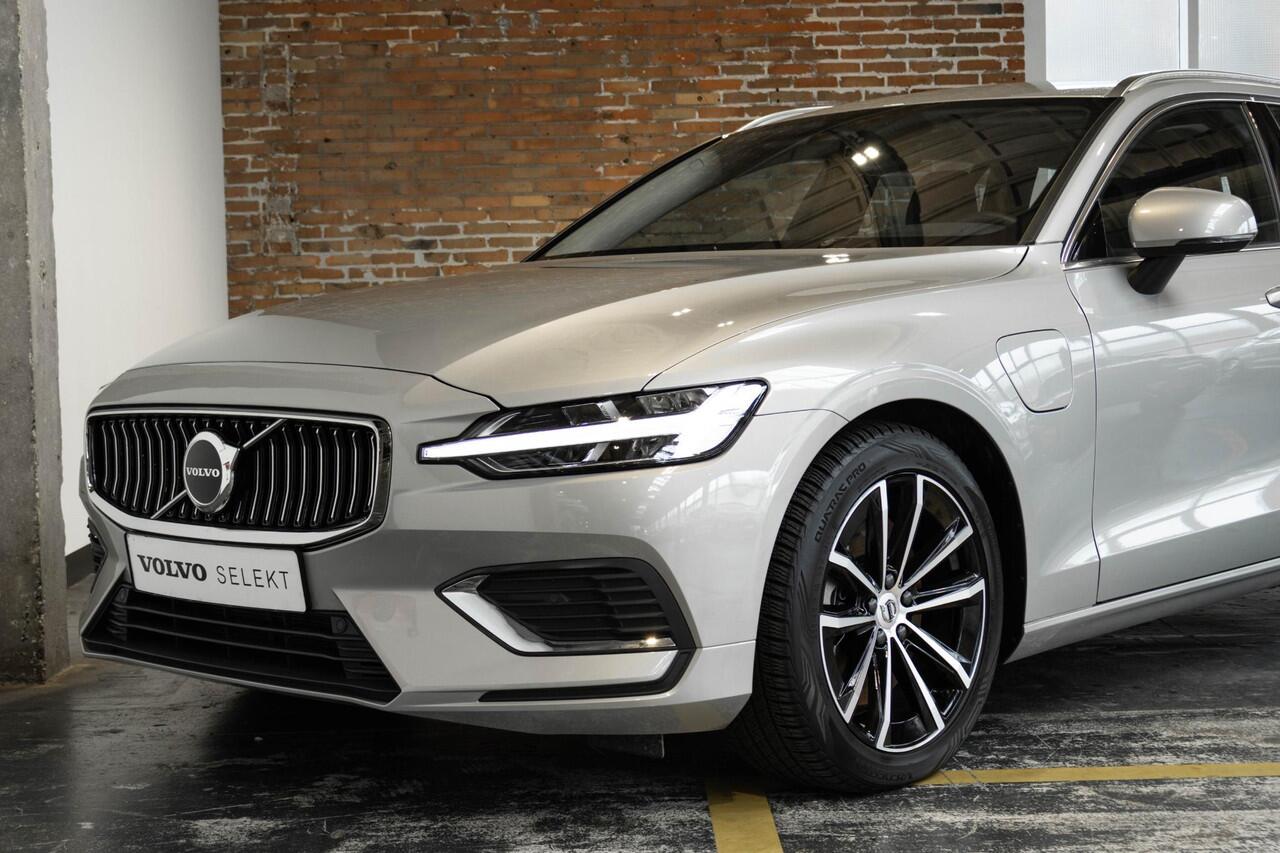 Volvo V60 T6 Plug-in hybrid AWD Essential Bright | Stoelverwarming | Adaptive Cruise Control | BLIS | Parkeersensoren voor + achter | Stoelverwarming | Stuurwielverwarming | Parkeercamera | Google Infotainment | Electrische wegklapbare Trekhaak