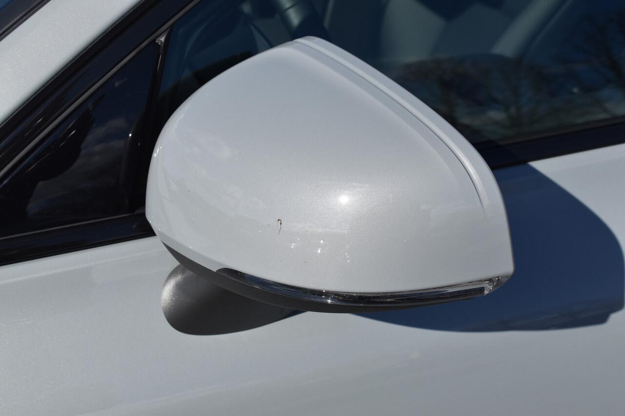 Volvo V60 T6 AWD 350PK Plug-in Hybrid Essential Dark | Camera | Leder | ACC | Blis | Stoelverwarming | Standkachel