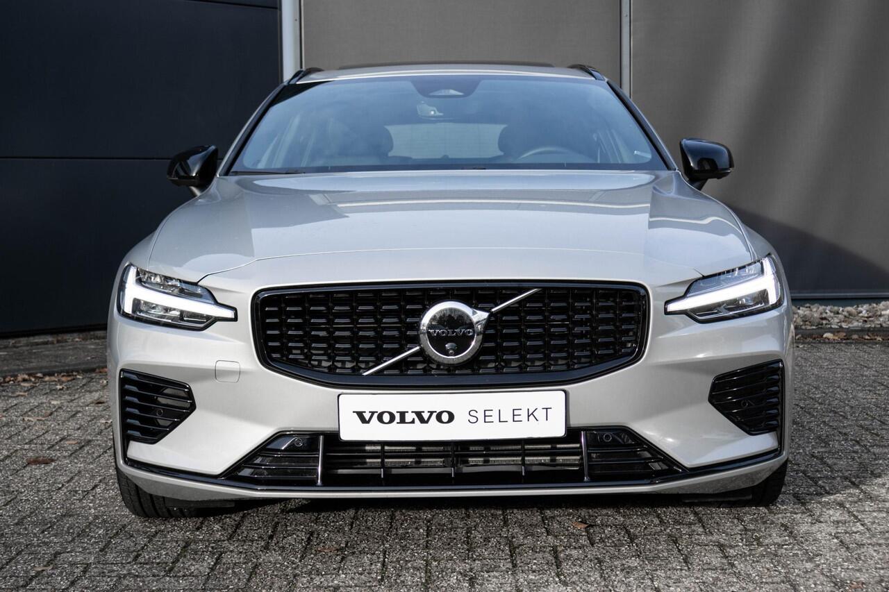 Volvo V60 T6 Plug-in hybrid AWD Plus Dark | Panoramadak | Verwarmbare Voorstoelen (met geheugen) | Stuurwiel en Achterbank | Semi-Elektrische Trekhaak | Verwarmbare Voorruit | Premium Audio by Harman Kardon | 360-Camera