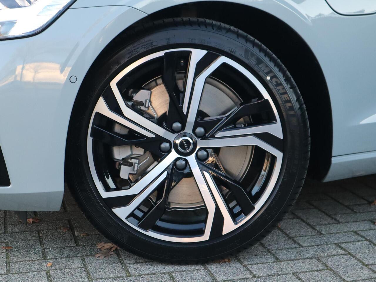 Volvo V60 2.0 T8 Plug-in hybrid AWD Ultra Perf. Ed. Dark | Uit voorraad leverbaar!| MY26!|