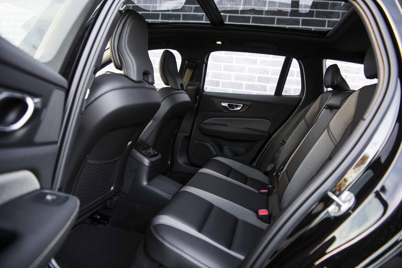 Volvo V60 2.0 T8 Plug-in hybrid AWD Ultra Dark Performance Edition | Polestar Tuning | Black Pack | Panoramadak | 360 Camera | Head Up Display | Lighting Pack |