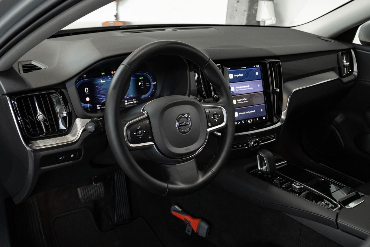 Volvo V60 T6 Plug-in hybrid AWD Essential Bright | Stoelverwarming | Adaptive Cruise Control | BLIS | Parkeersensoren voor + achter | Stoelverwarming | Stuurwielverwarming | Parkeercamera | Google Infotainment | Electrische wegklapbare Trekhaak