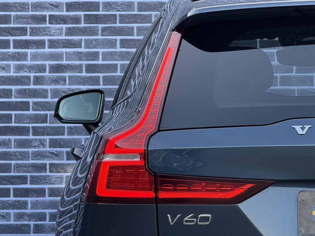 Volvo V60 2.0 T6 Plug-in hybrid AWD Plus Dark | Blond leder | Long range |19" Diamond cut velgen | Trekhaak | Harman/Kardon | Adaptieve Cruise Controle | Blis | Leder | Stoel+Stuur verwarming |