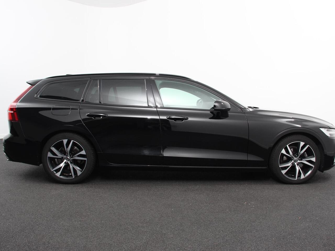 Volvo V60 2.0 B4 R-Design Navigatie Climate control Cruise control adaptive Parkeersensoren Achteruitrijcamera Keyless Navigatie Apple Carplay/ Android Auto