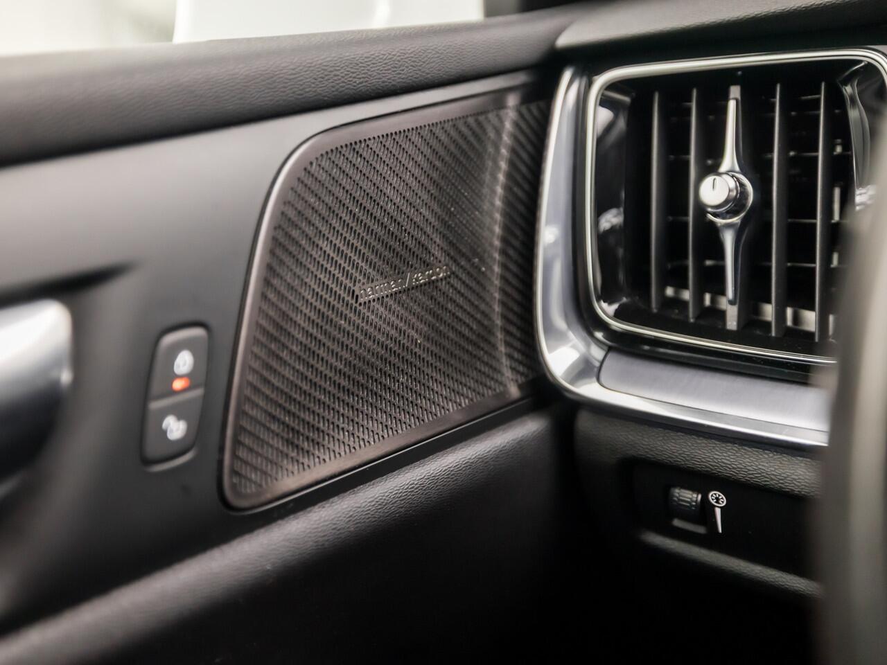 Volvo V60 2.0 B3 Sport 177Pk Automaat (APPLE CARPLAY, GROOT NAVI, HARMAN/KARDON, LEDER, STUUR/STOELVERWARMING, CAMERA, SPORTSTOELEN, GETINT GLAS, ADAPTIVE CRUISE, KEYLESS, ELEK ACHTERKLEP, NIEUWSTAAT)