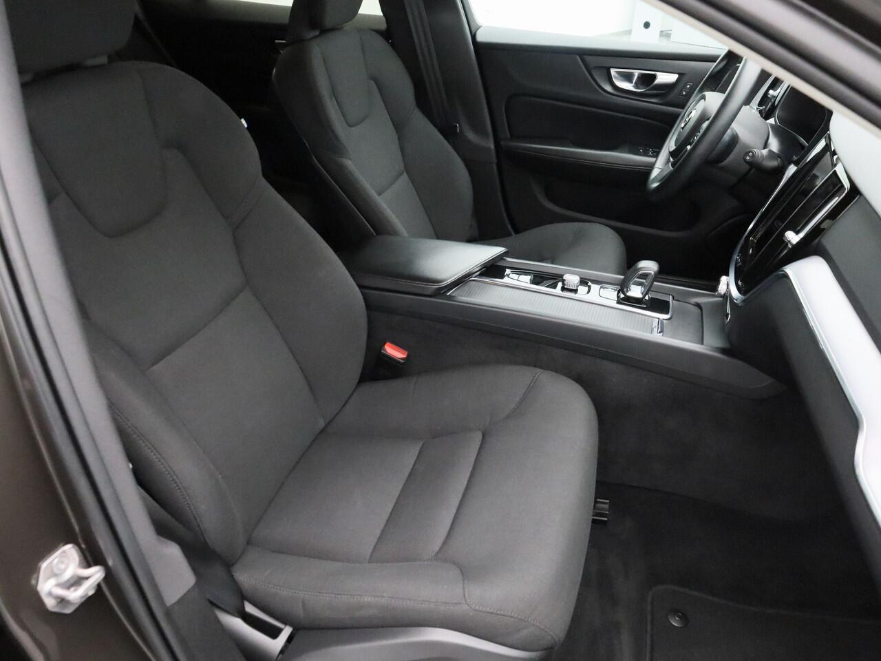 Volvo V60 2.0 B3 Momentum | CAMERA | KEYLESS | STOEL- EN STUURVERW. | TREKHAAK