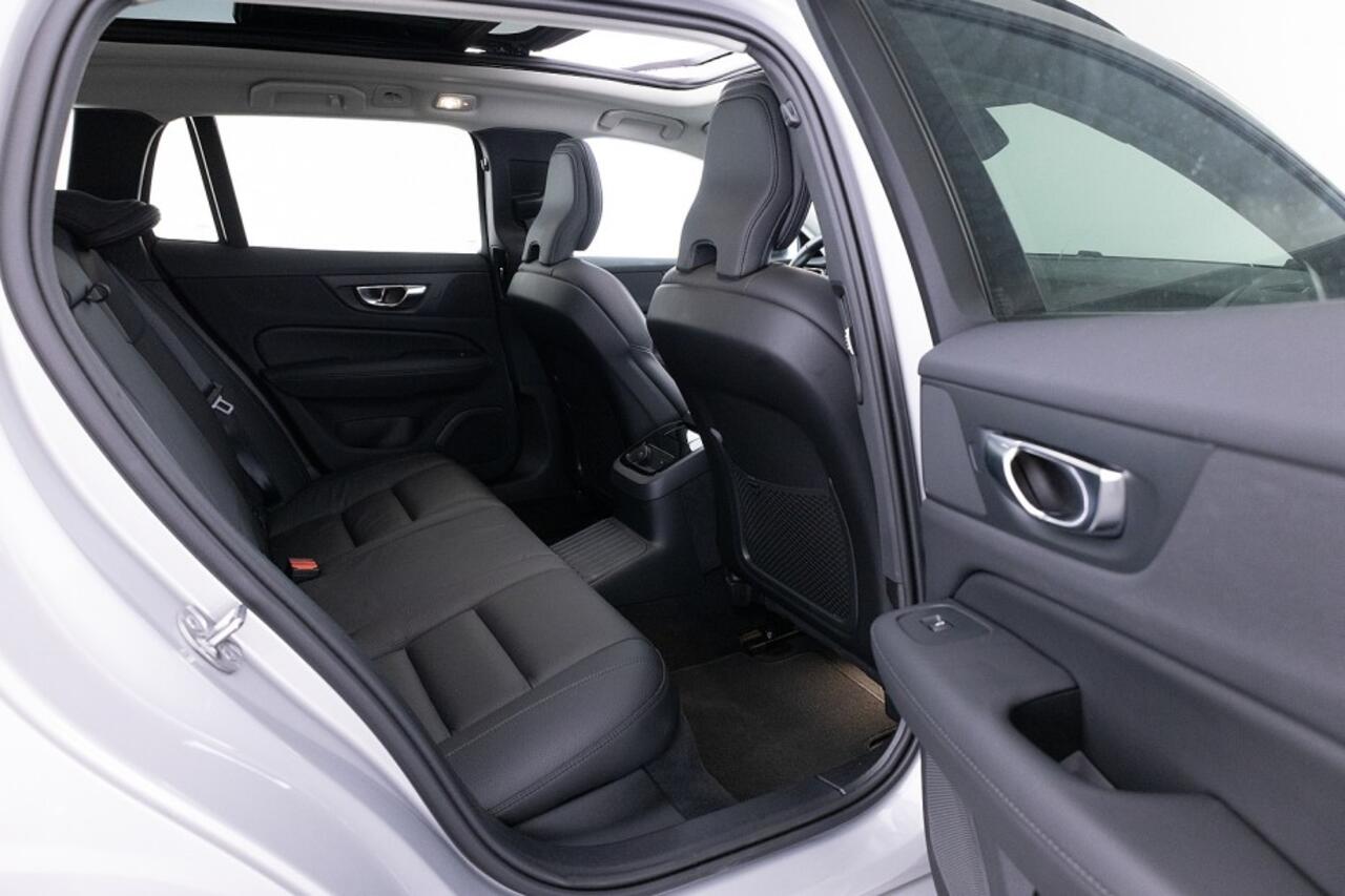 Volvo V60 2.0 T8 Plug-in hybrid AWD Ultra Dark | PANORAMADAK | Trekhaak ? 1e Eigenaar