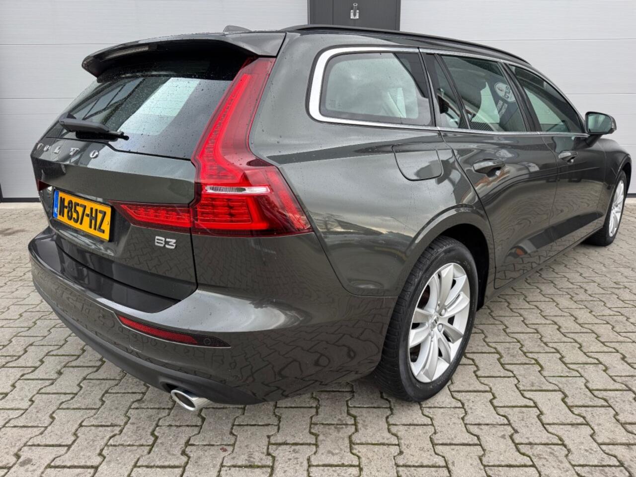 Volvo V60 2.0 B3 MILD-HYBRIDE / MOMENTUM BUSINESS / Automaat / Apple CarPlay en smartphone-integratie.