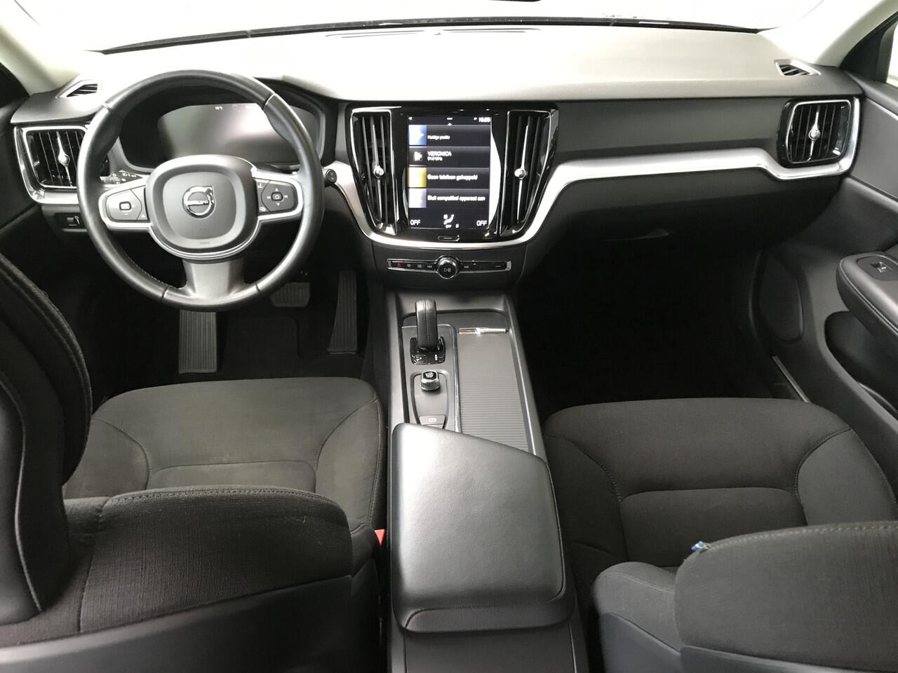 Volvo V60 2.0 B3 Momentum Advantage Automaat | Rijklaar incl 12 mnd Bovag | Carplay Darktint Trekhaak DAB