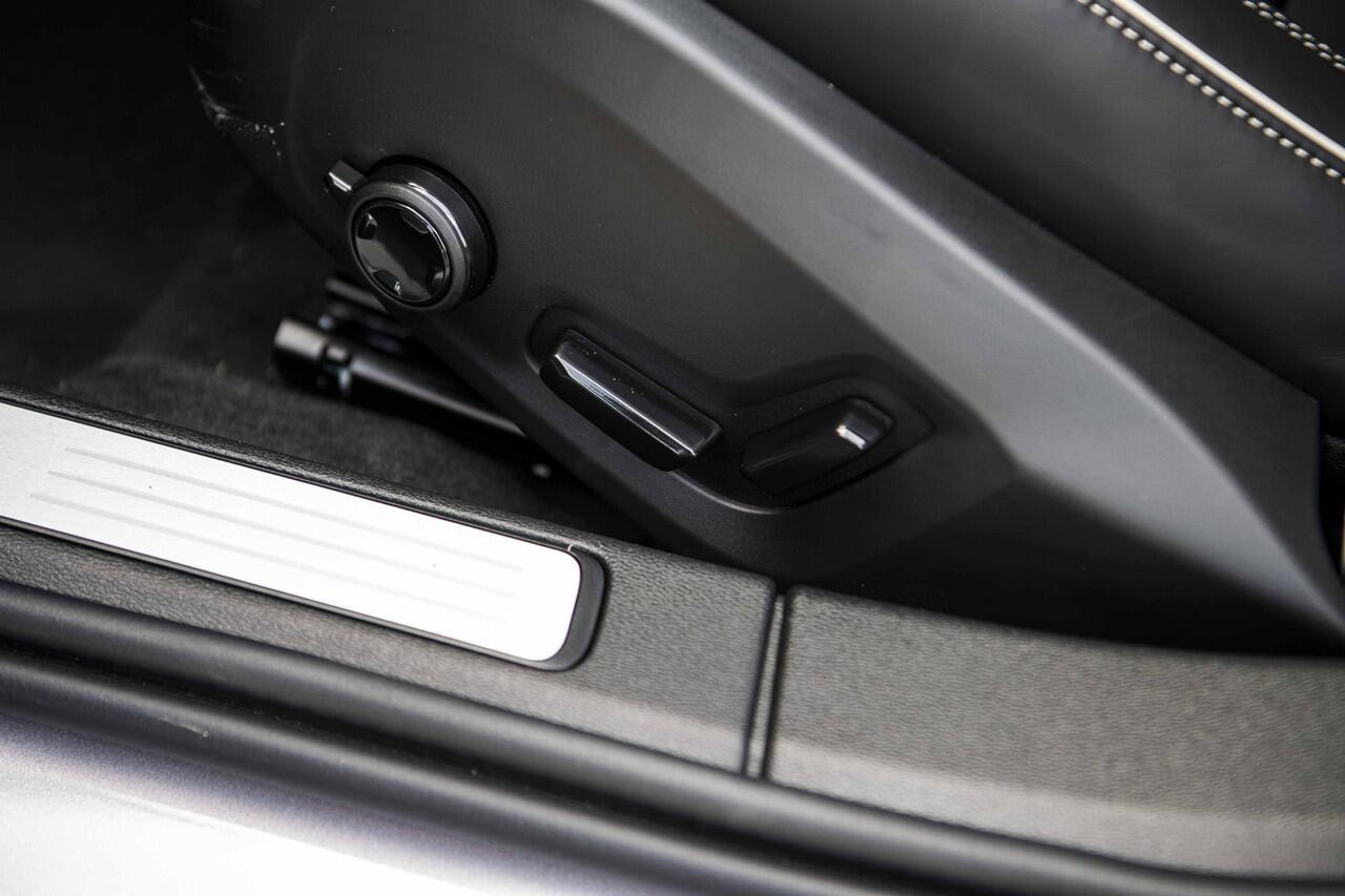 Volvo V60 2.0 T6 Plug-in hybrid AWD Plus Dark | Panoramadak | Head Up Display | Aurora Silver | Donker Glas | 360 Camera | 19" |